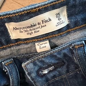 Abercrombie & Fitch Curve Love 90s Relaxed High Rise Jean